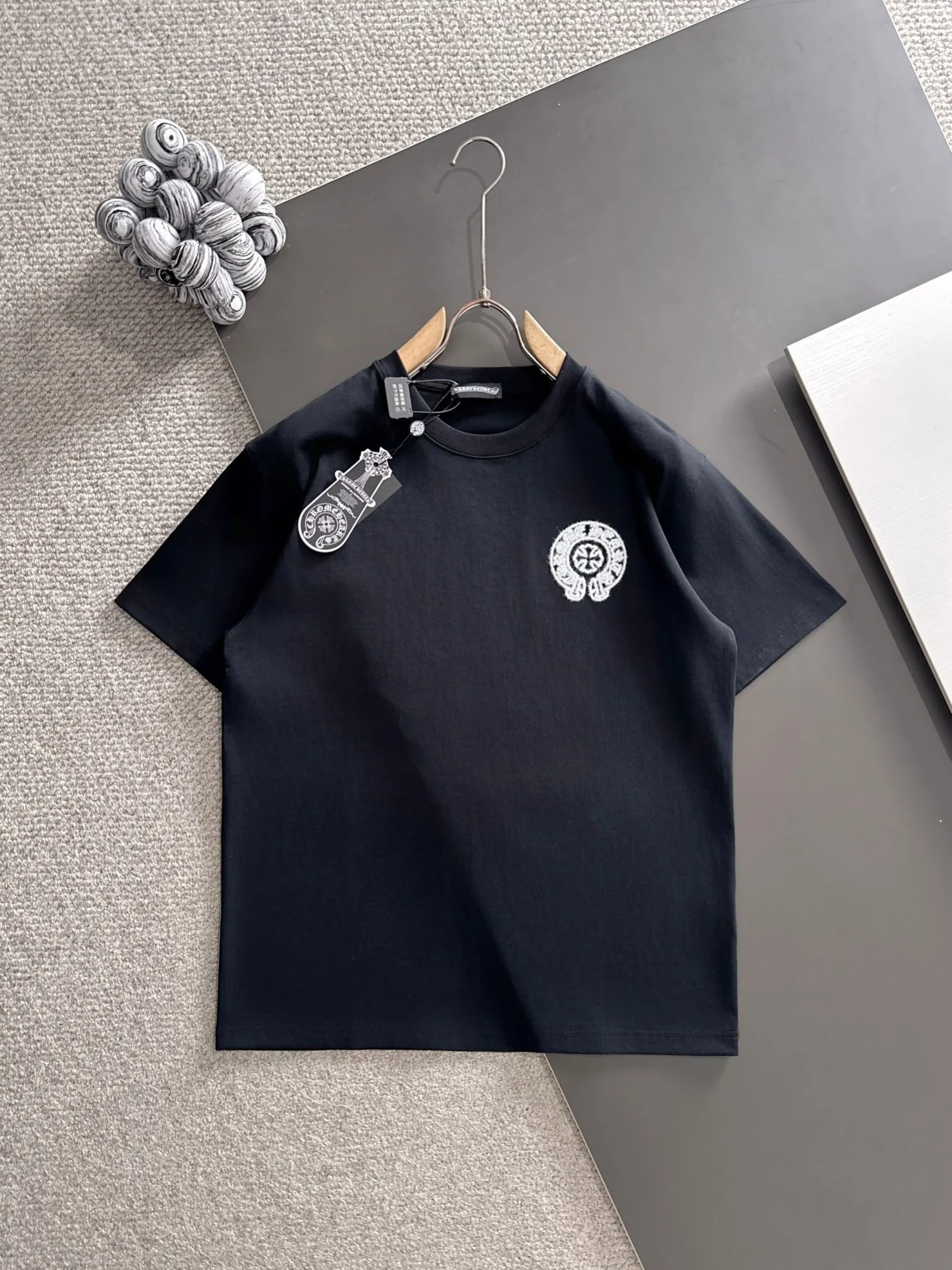 P220 Chrome Hearts* (market exclusive quality) hot style 2꯭0꯭2꯭6 new spring and autumn short sleeves ❤ Original ⌚️ high version Chrome Hearts The fabric is made of 380g high-density pure cotton custom fabric. It does not deform or shrink. The three-dimensional drape is amazing. Process introduction: Use wool embroidery technology on the front and back. Color: Black SIZE: S-XXL